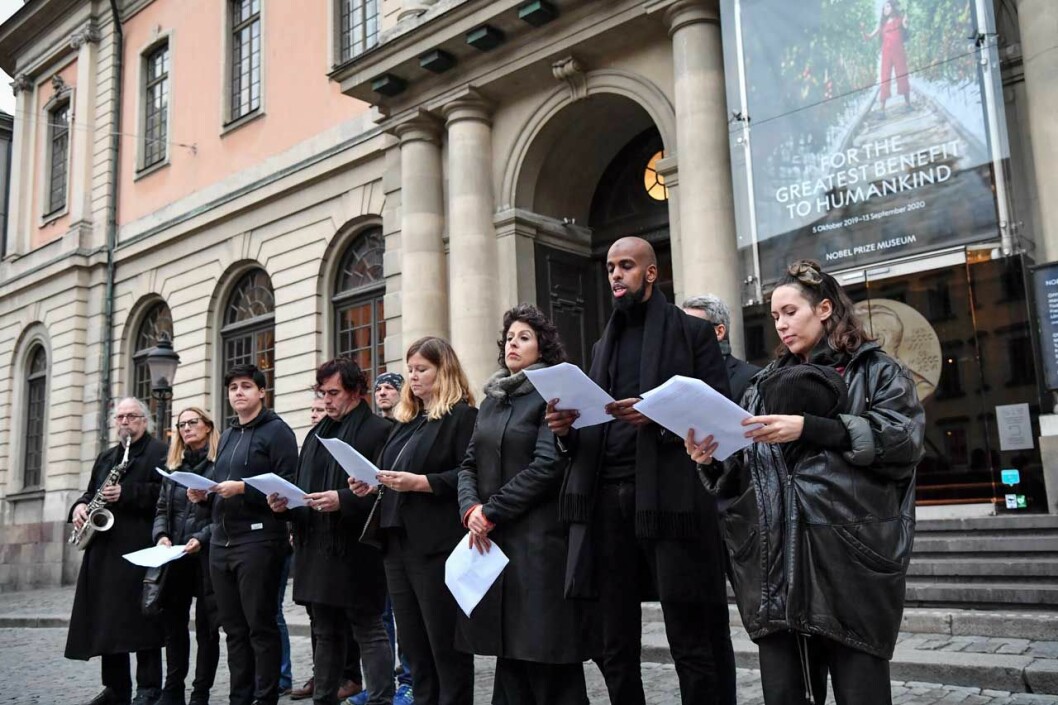 Demonstration utanför börshuset i solidaritet med Srebrenicas mödrar mot Svenska Akademiens beslut att tilldela Peter Handke Nobelpriset. Demonstration utanför Börshuset