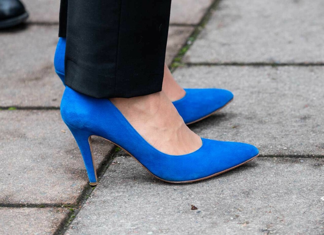 Närbild på kronprinsessans blå pumps! Kronprinsessans blå pumps
