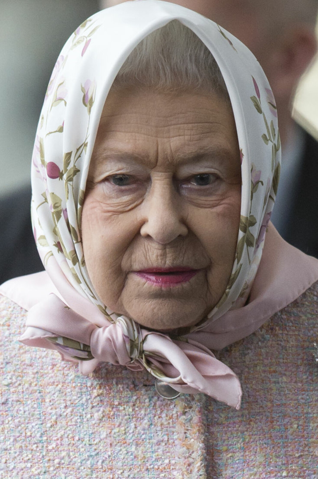 Drottning Elizabeth i vit sjal med blommor på