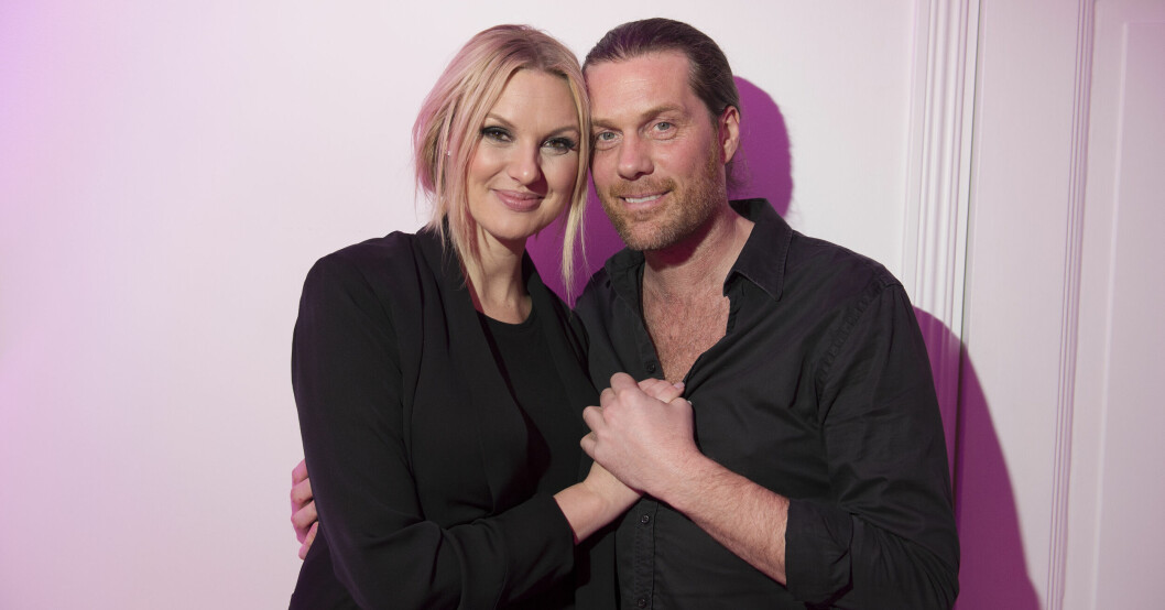 En bild på paret från 2015. För visst händer det inte alltför ofta att de förevigas tillsammans. Sanna Nielsen och sambon Joakim Ramsell håller varandra i handen