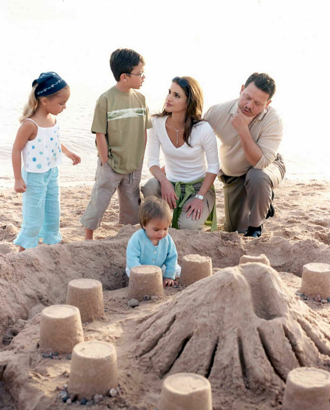 Rania tillsammans med Abdullah II och deras tre barn, 2003. Deras yngsta barn Hashem föddes först två år efter bilden togs. Rania tillsammans med Abdullah II och deras tre barn, 2003. Deras yngsta barn Hashem föddes först två år efter bilden togs.