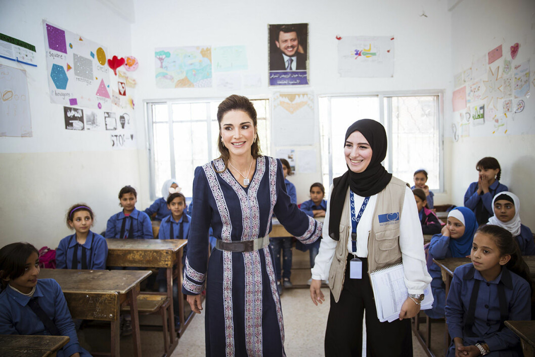 Drottning Rania besöker en skola i den lilla byn Hayan Al Ruwaibed. Drottning Rania besöker en skola i den lilla byn Hayan Al Ruwaibed.