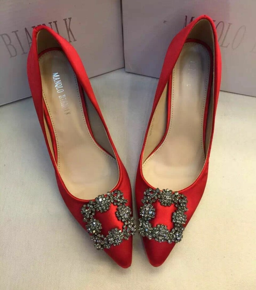Signaturspännet i strass. Typiskt för Manolo Blahnik. Ett par skor från Manolo Blahnik