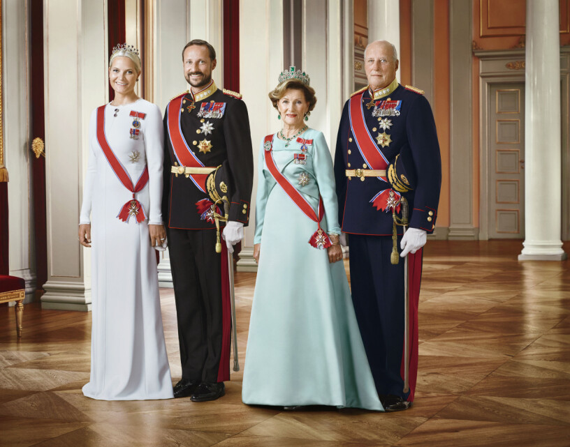 Redo att ta över. I år firar kronprinsparet 20-årig bröllopsdag, och olyckskorparna fick fel.
