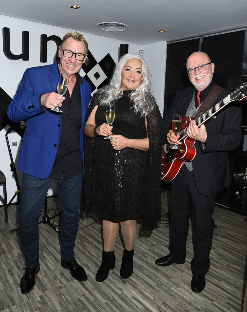 Restaurang Garums ägere Timo Hamalainen med kvällens huvudpersoner sångerskan Monica Silverstrand och musikern Erik Grahn.