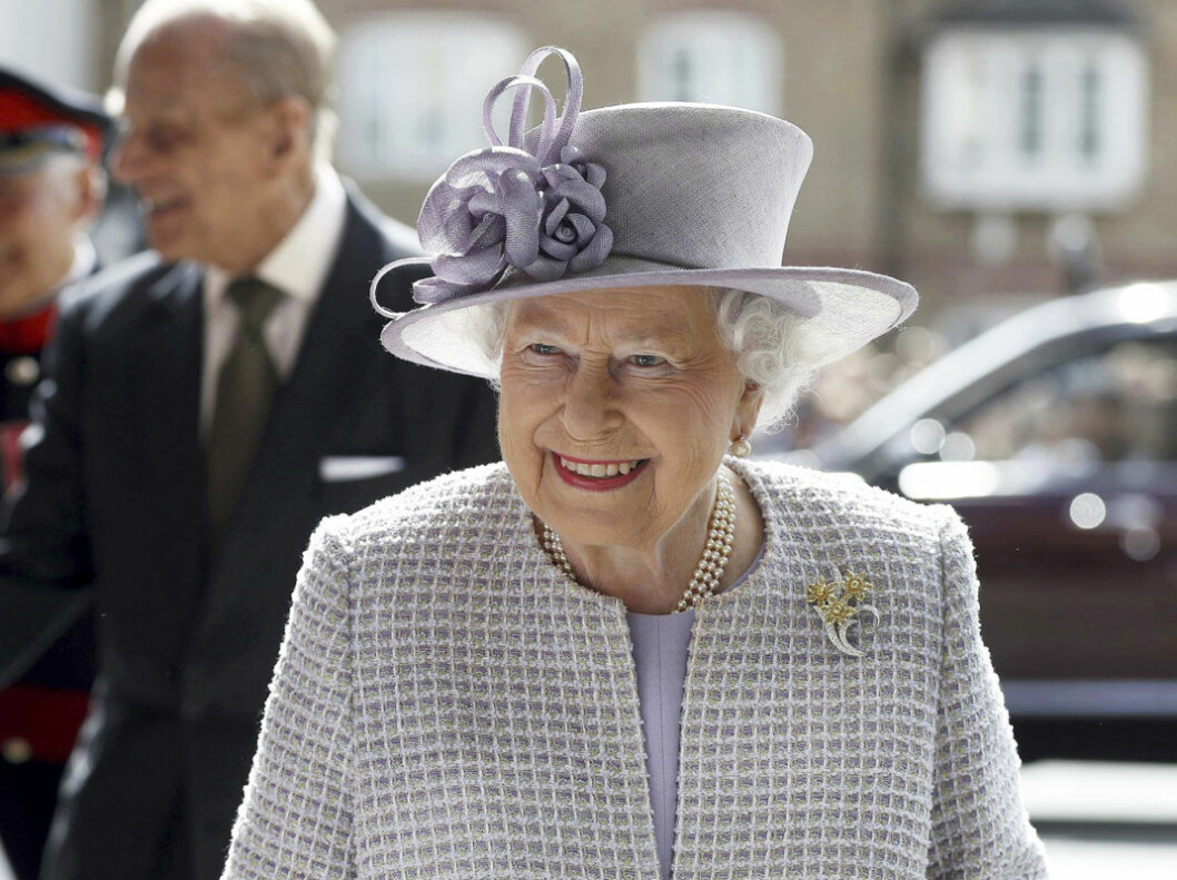 Philip, född med anor, har motvilligt accepterat sin position bakom hustrun Elizabeth. Philip, född med anor, har motvilligt accepterat sin position bakom hustrun Elizabeth.