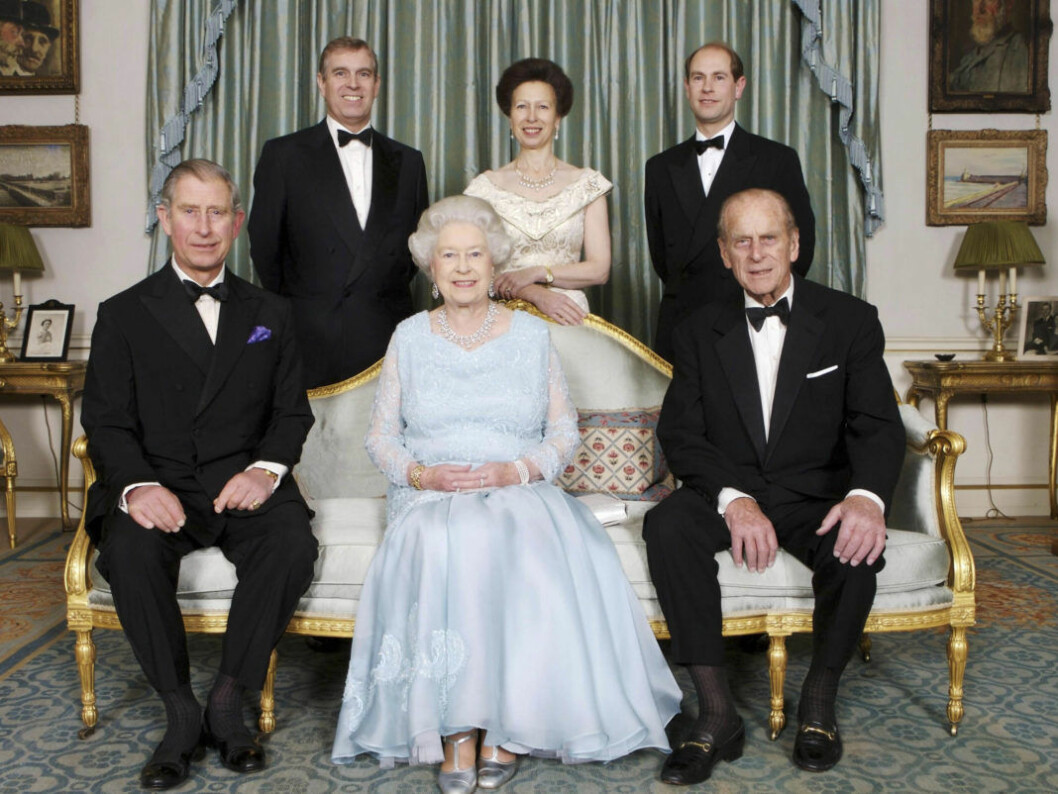 Som nygift var hon fortfarande en någotsånär vanlig mamma till prins Charles, 3, och prinsessan Anne, 1. Prins Andrew och prins Edward kom tio år senare.