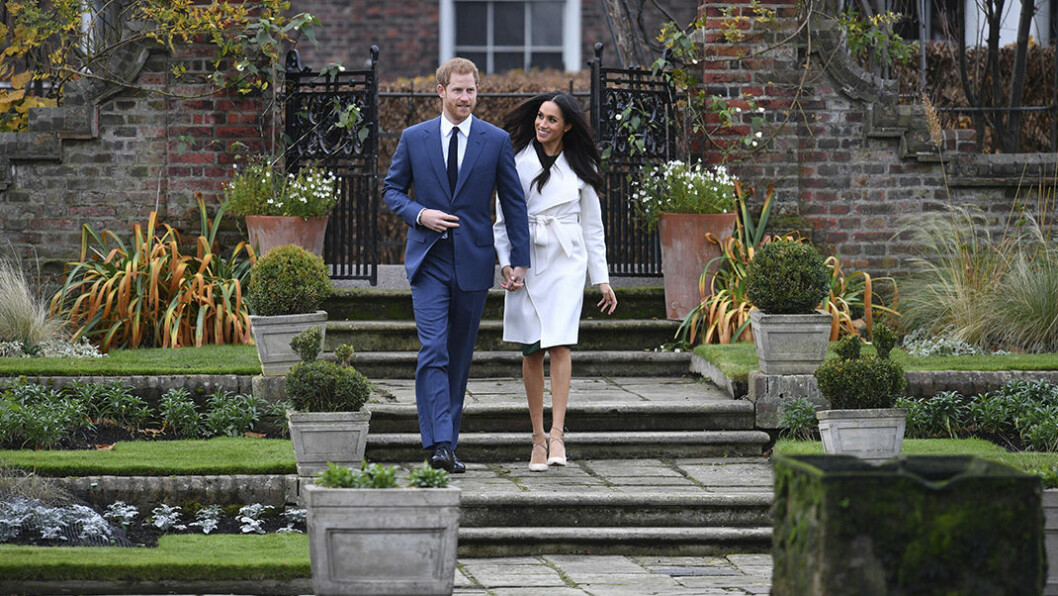 Prins Harry och Meghan går och håller hand.