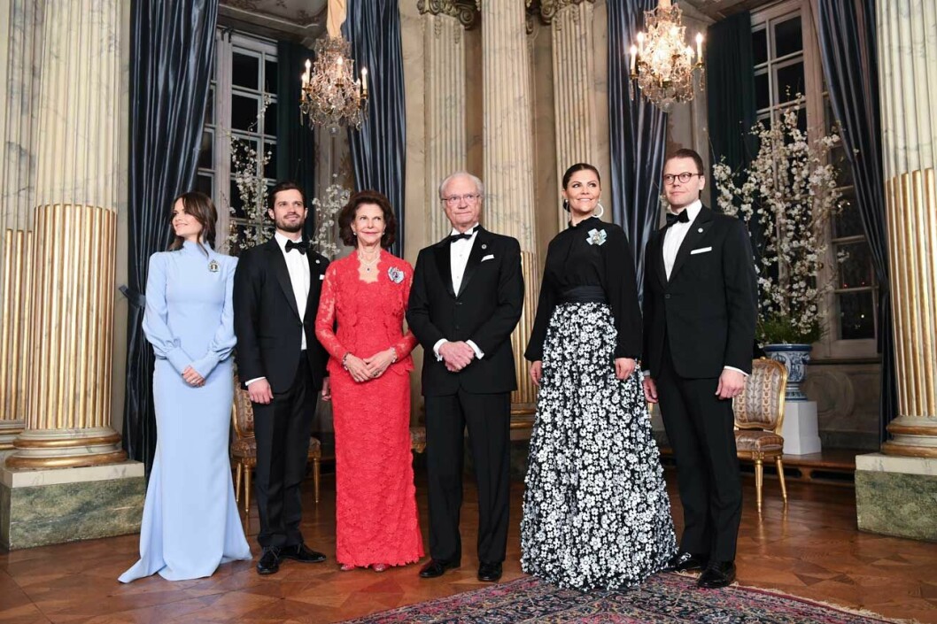 Kungafamiljen är klädd i full gala under Riksdagssupén. Kungafamiljen är klädd i full gala under Riksdagssupén 2019.