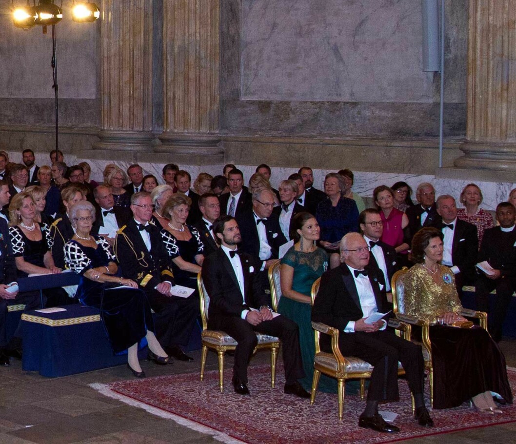 Kungafamiljen på första parkett vid 2014 års konsert… Kungafamiljen på första parkett i Rikssalen vid Riksdagssupén 2014.