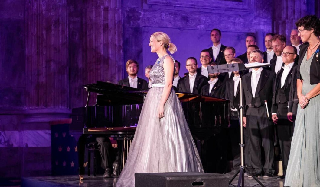 Jubel för hovsångerskan Elin Rombo (just nu aktuell i Rosenkavaljeren på Operan i Stockholm) – och för Uppsala-kören Orphei drängar som funnits ända sedan 1853! Till höger skymtar körledaren Cecilia Rydinger-Alin, som även är rektor för Kungliga Musikhögskolan i Stockholm. Jubel för hovsångerskan Elin Rombo och Uppsala-kören Orphei drängar vid konserten i Rikssalen på Stockholms slott. Till höger skymtar körledaren Cecilia Rydinger-Alin.
