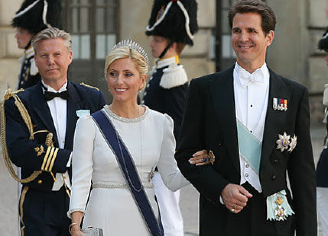 Kronprins Pavlos och kronprinsessan Marie-Chantal av exkungahuset Grekland var dekorerade från topp till tå.