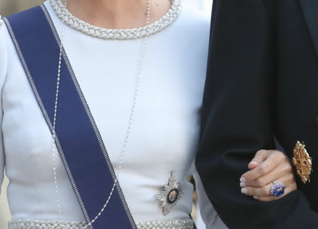 Dollarmiljonärskan Marie-Chantal bar en magnifik och imponerande safirring på fingret.