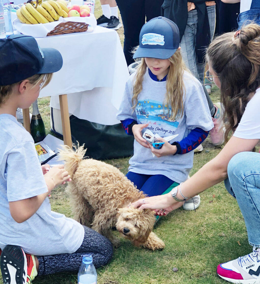 Prinsessan Estelle (i mitten) med sina vänner. Alla ville klappa Rio. Prinsessan Estelle med sin hund Rio