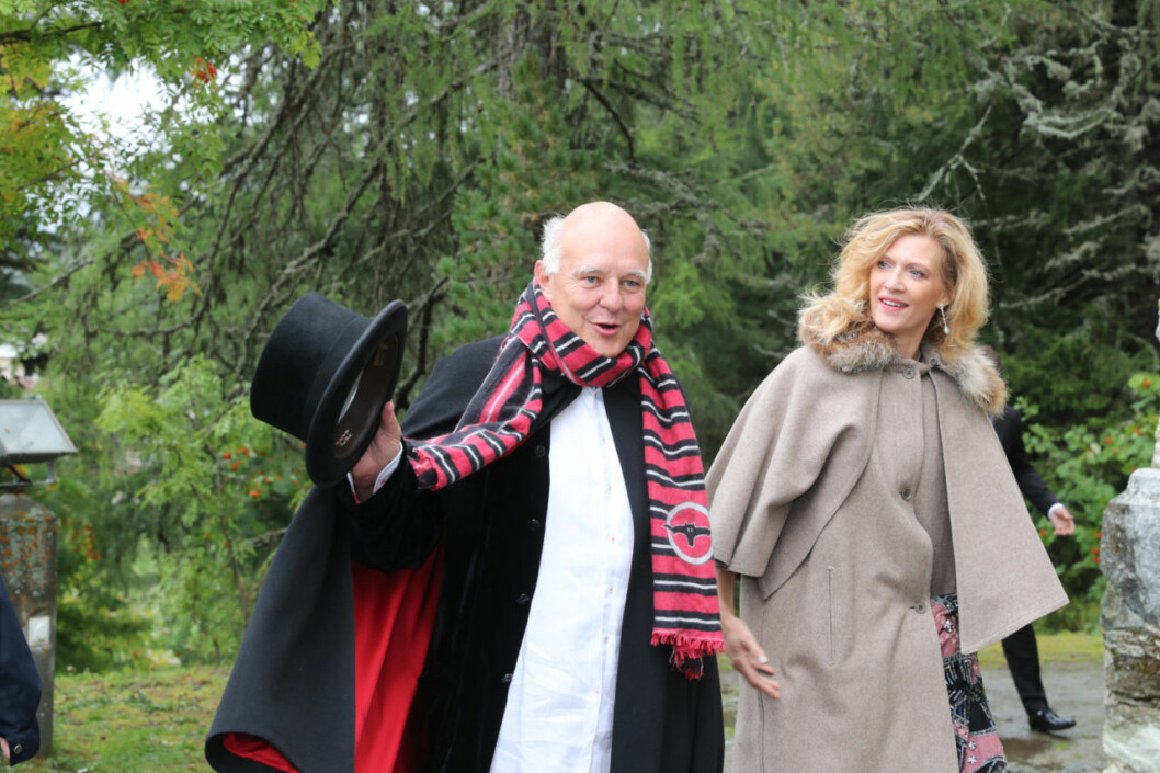Rolf Sachs anlände i slängkappa och randig halsduk, tillsammans med prinsessan Mafalda av Hessen. Rolf Sachs anlände i slängkappa och randig halsduk, tillsammans med prinsessan Mafalda av Hessen.