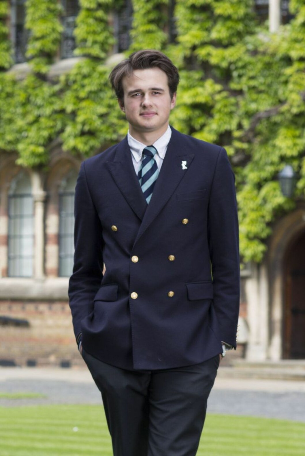 Rory Farquharson kommer från en rik familj i Storbritannien. Rory Farquharson står i kostym och slips