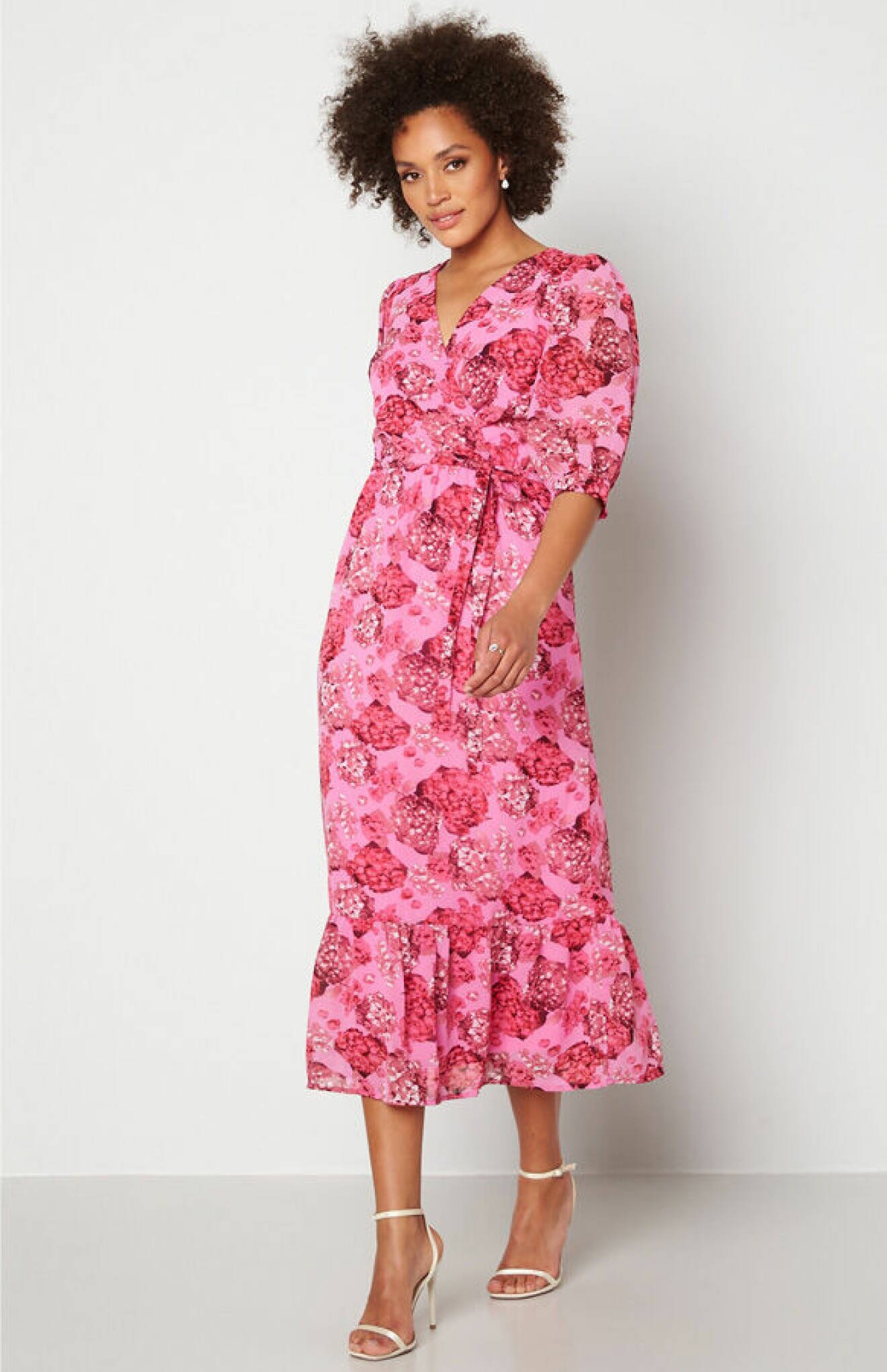 rosa blommig klänning från Happy Holly