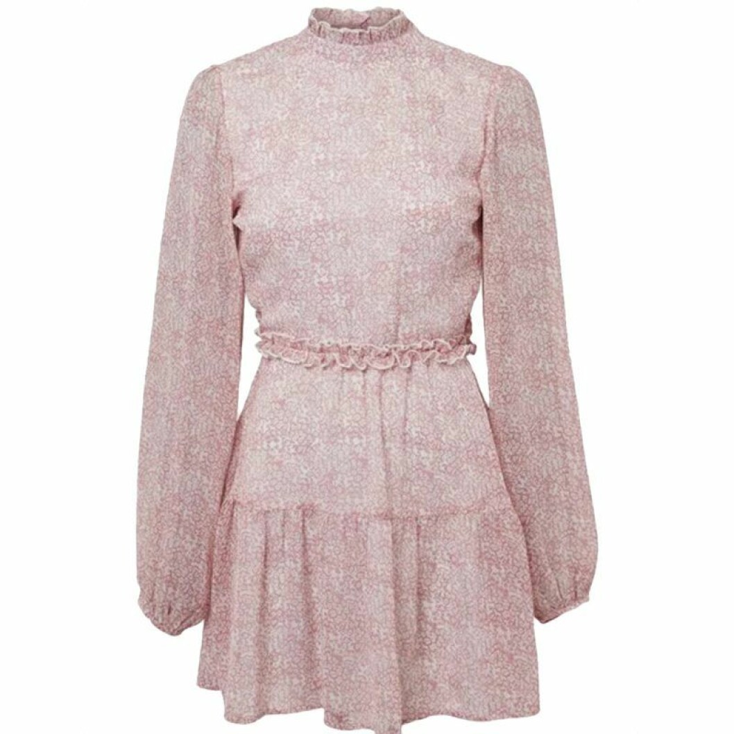 Rosa klänning från NLY trend.