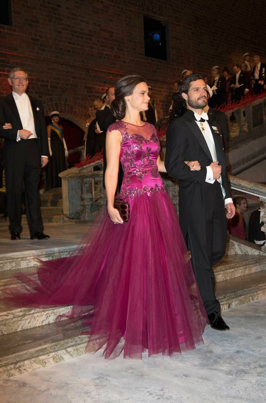 En rosa tyllklänning i mörk cerise. En rosa tyllklänning i mörk cerise.