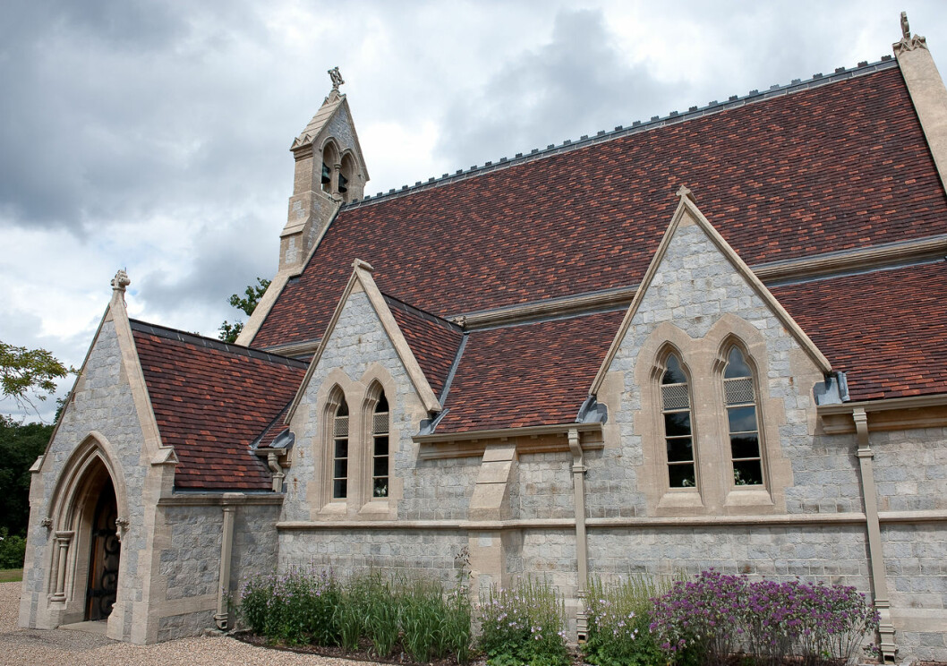 Den lilla 1800-talskyrkan Chapel of All Saints ligger i den avspärrade delen av slottsparken och dessutom så nära Beatrices barndomshem Royal Lodge att hon kunde gå till kyrkan i sin brudklänning, eskorterad av pappa Andrew. The Chapel of All Saints i slottsparken på Windsor: Här gifte sig prinsessan Beatrice och Edoardo Mapelli Mozzi.