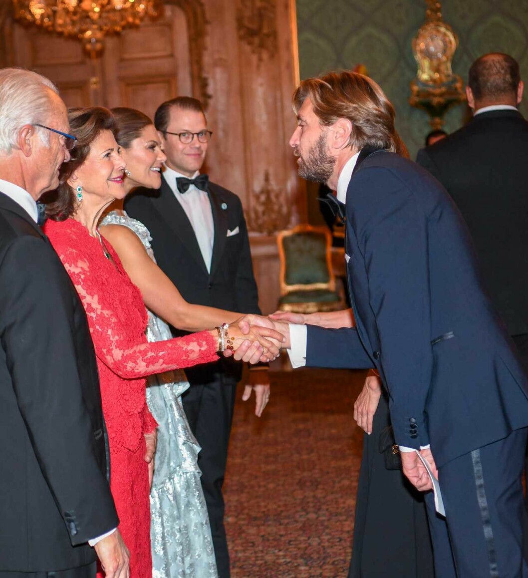 Närkontakt när filmregissören Ruben Östlund mötte drottningen. Filmregissören Ruben Östlund med drottning Silvia.