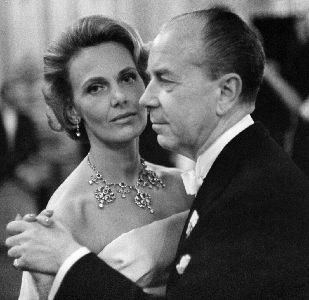 Sigvard Bernadotte med sin Marianne, som här har rubinerna runt halsen. En bild från prinsessan Désirées bröllop 1964. 1964: Sigvard Bernadotte med sin Marianne, som bär rubindiademet som halsband.