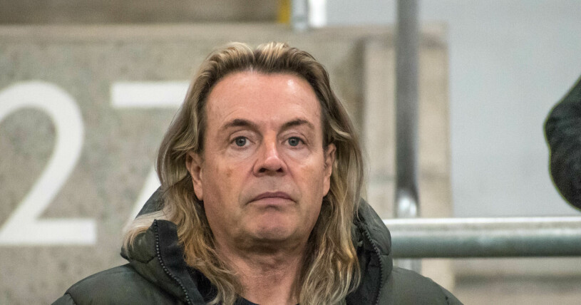 Runar Sögaard kollar på sonens fotbollsmatch. Runar Sögaard