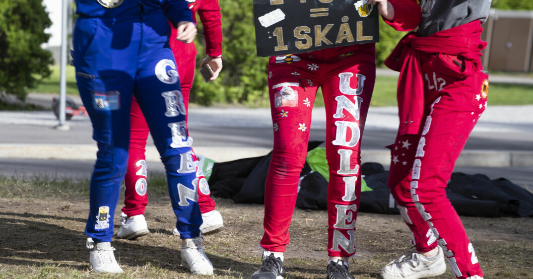 Norska studenter med overaller som firar sin "russ" i Norge