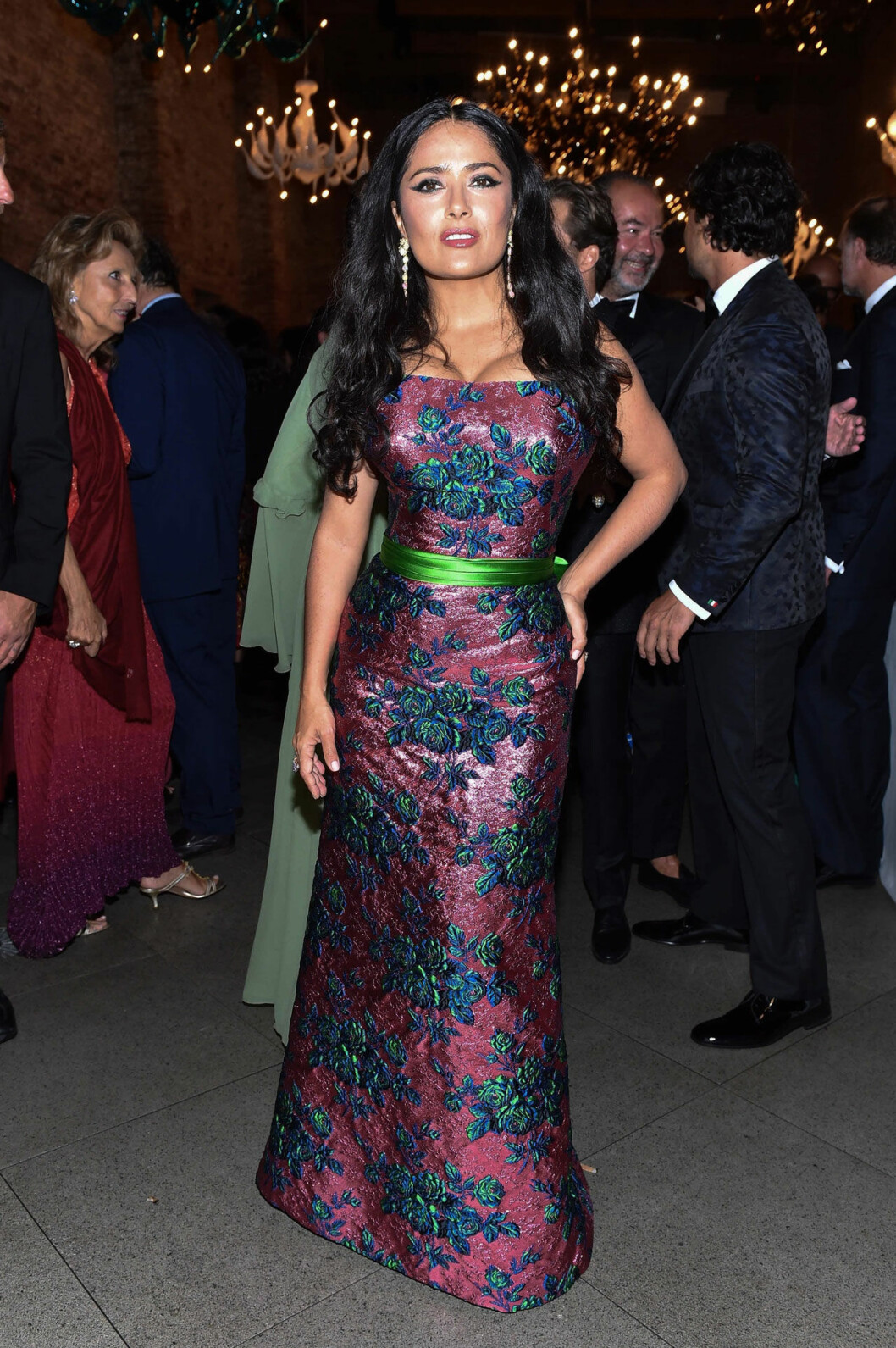 Salma Hayek delade ut pris i en Gucciklänning. Salma Hayek delade ut pris i en Gucciklänning.