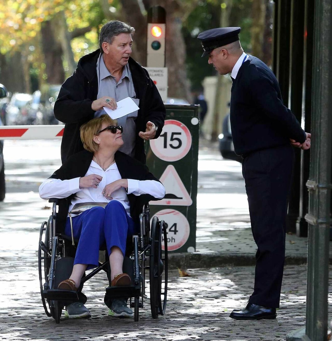 Samantha Markle och maken försöker ta sig in på Kensington Palace där Meghan bor. Samantha Markle och maken försöker ta sig in på Kensington Palace där Meghan bor.