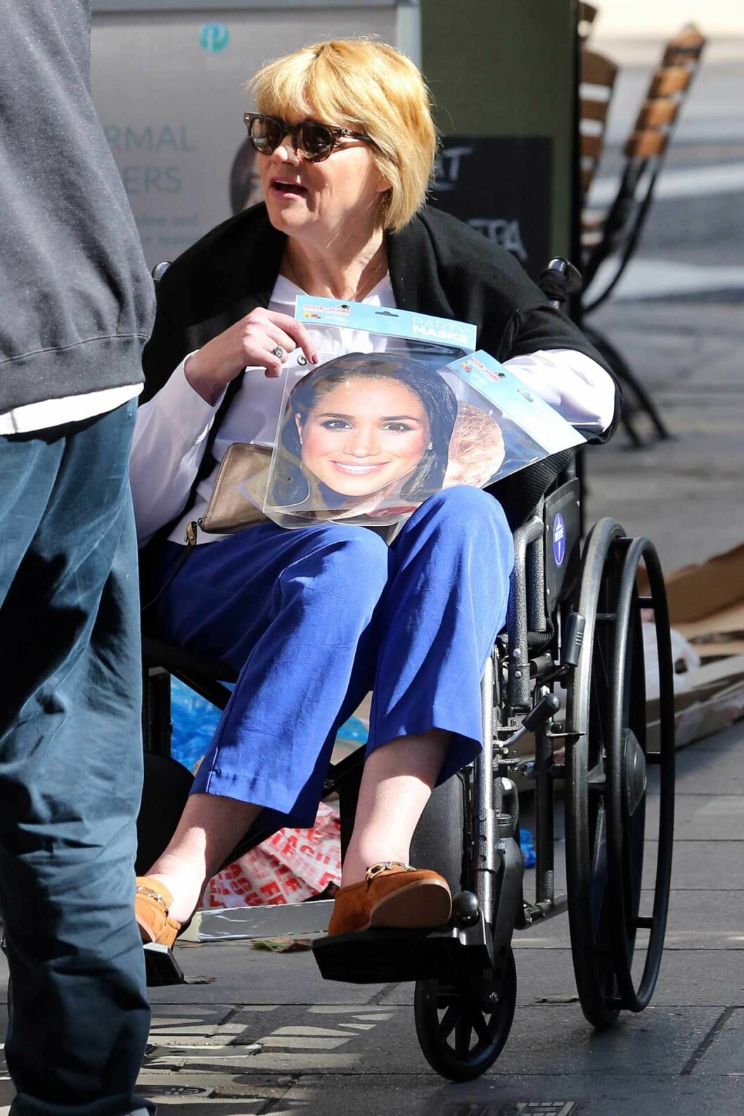 Samantha Markle med en pappfigur som föreställer Meghan. Samantha Markle med en pappfigur som föreställer Meghan.