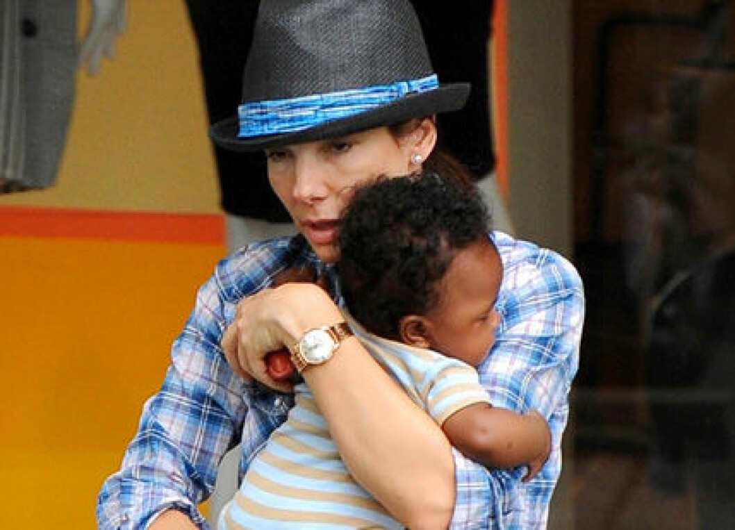 Sandra Bullock med sonen Louis. Sandra Bullock med sonen Louis.