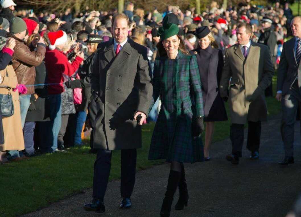 Så här är vi vana att se brittiska kungafamiljen varje jul. Den 25:e promenerar hela familjen från Sandringham till kyrkan St Mary Magdalene där julgudstjänsten hålls. Så här är