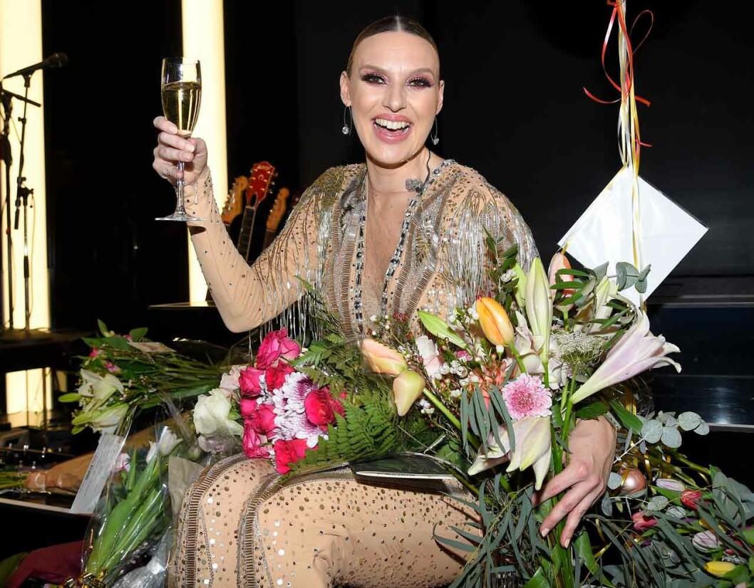 Äntligen! Sanna Nielsen skålar i champagne efter den lyckade premiären.<br>– Det känns fantastiskt! Jag har längtat så mycket! Äntligen! Sanna Nielsen skålar i champagne efter den lyckade premiären. – Det känns fantastiskt! Jag har längtat så mycket!