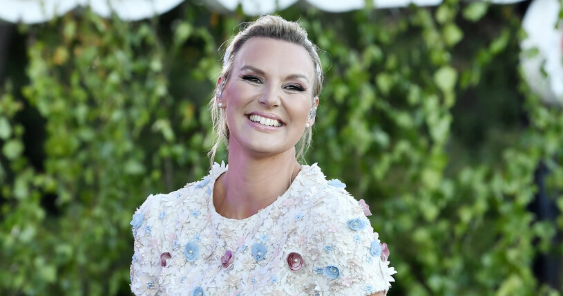 Sanna Nielsen leder även "Allsång på Skansen" 2021. Och i sommar har hon dubbel anledning att le. Hon är nämligen gravid också. Sanna Nielsen är gravid och laddar för Allsång på Skansen 2021