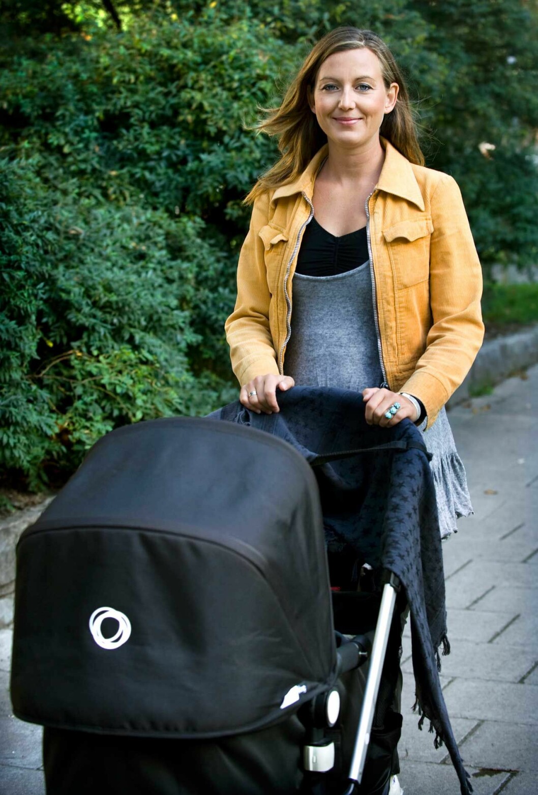 Sanna Lundell går med en barnvagn. 