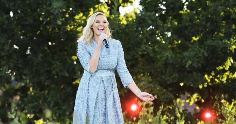 Sanna Nielsen som programledare i "Allsång på Skansen".