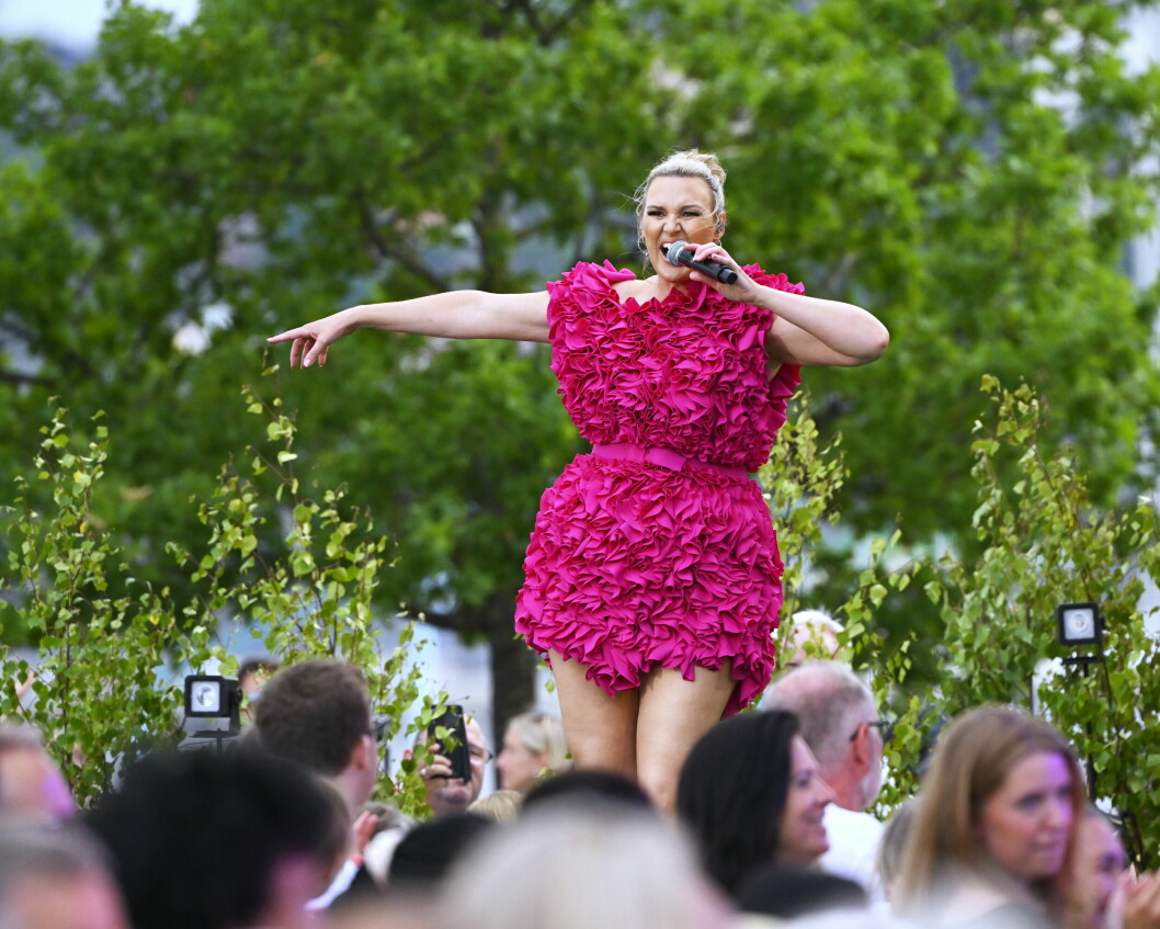 Tillbaka på scenen – för en stund i alla fall. Sanna Nielsen på scen på Allsång på Skansen.