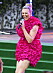 Sanna Nielsen i en rosa klänning som sjunger på scen under Allsång på Skansen