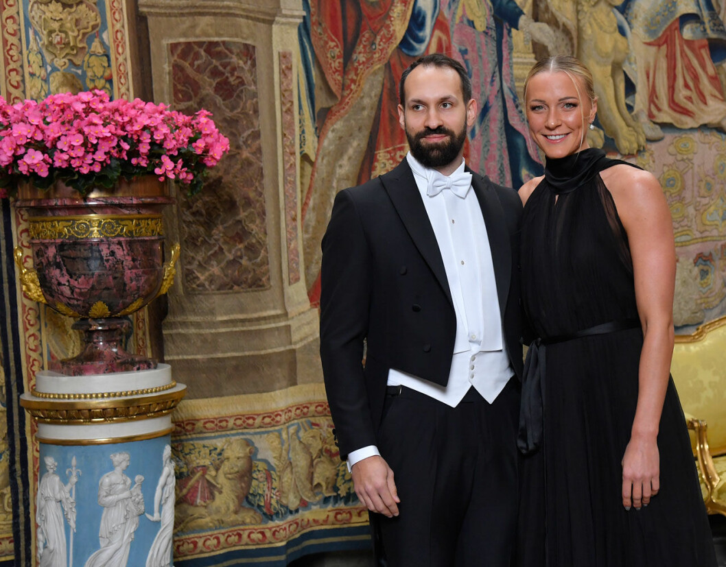 Simstjärnan Sarah Sjöström med sin Johan de Jong Skierus. Simstjärnan Sarah Sjöström på kungamiddag med sin Johan de Jong Skierus.