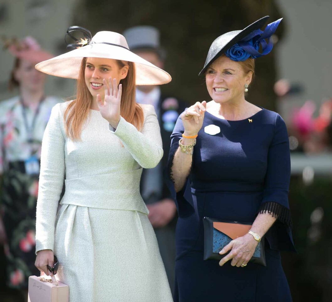 Sarah med ena dottern prinsessan Beatrice. Sarah med ena dottern prinsessan Beatrice.
