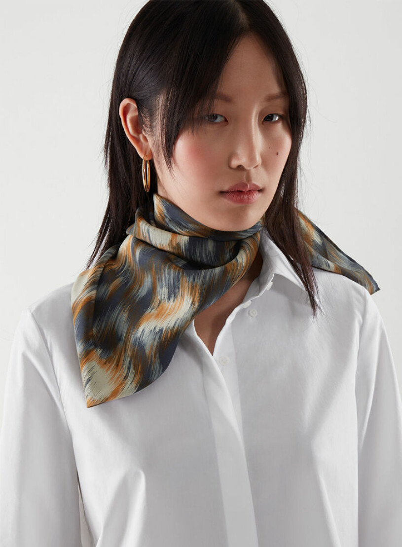 mörk mönstrad scarf från COS