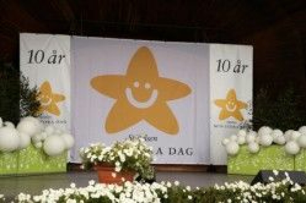 Skansens scen var smyckad med blommor och ballonger. scenen