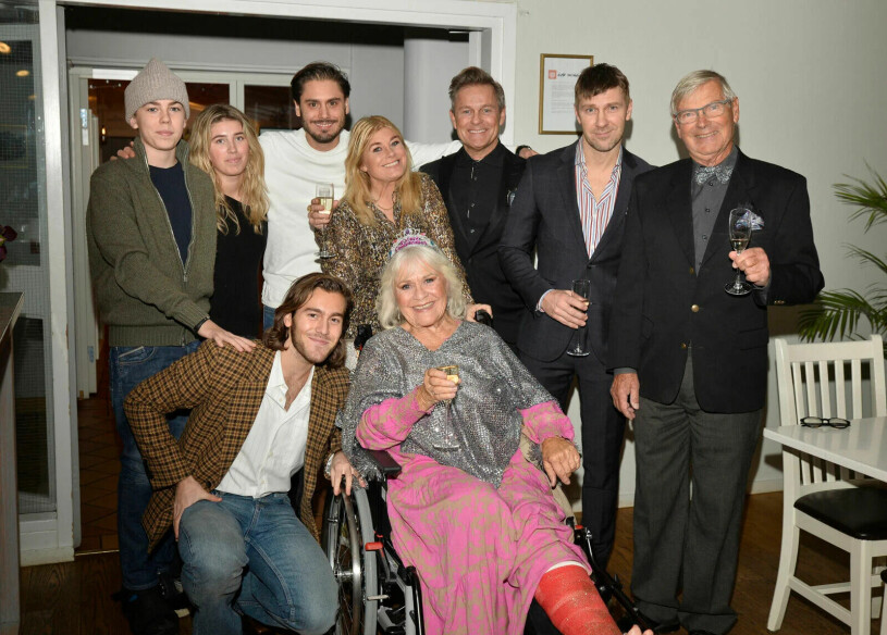 Christina var på strålande humör på sin födelsedag! Familjen Wahlgren firar Christina Schollin 85 år 26 december 2022