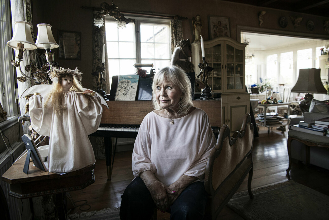 Christina vill inte att någon lägger sig i hennes inredning. Christina Schollin sitter i sitt hem och filosoferar