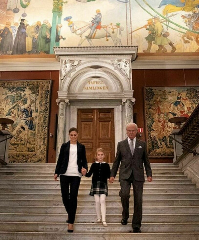 Prinsessan Estelle hand i hand med mamma kronprinsessan Victoria och morfar kungen på Nationalmuseum i Stockholm, 2018. Kronprinsessan Victoria, prinsessan Estelle och kung Carl Gustaf