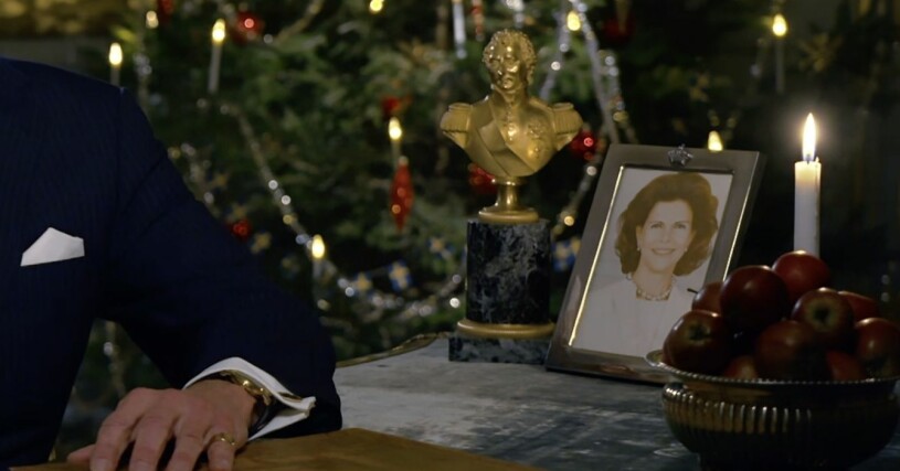 Kungen talade traditionsenligt på juldagen, vilket sändes i SVT. På skrivbordet hade han ett porträtt av drottning Silvia. Kungen silvia jultal 2020