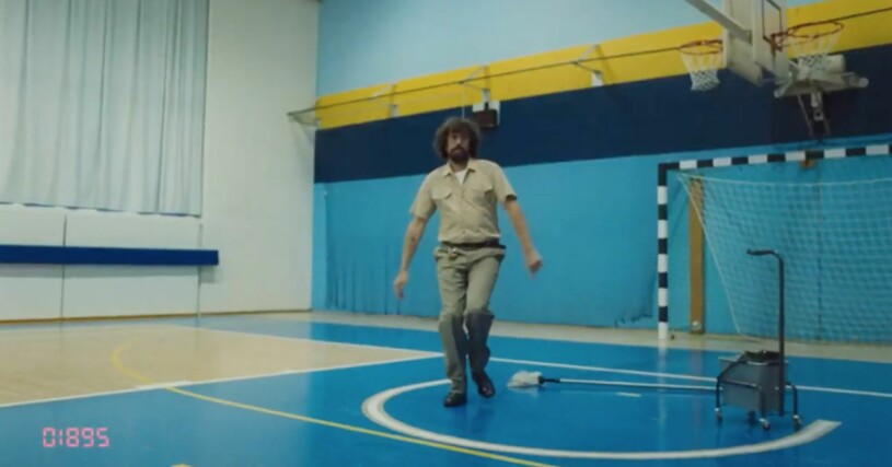 Gaspard Augé, ena halvan av EDM-duon Justice, dyker upp i musikvideon. gen pep prins daniel
