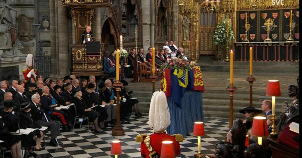 Kungaparet satt precis framför kistan under ceremonin, mittemot Charles och Camilla.