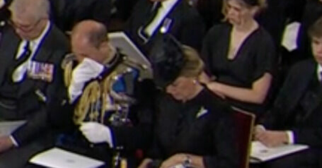 Prins Edward börjar gråta under mamma Elizabeths begravning. Prins Edward